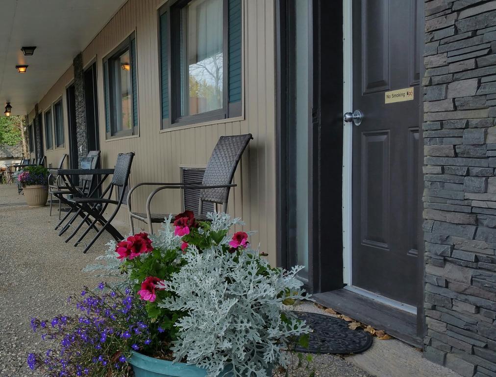 Maple Leaf Motel Emerson Exterior photo
