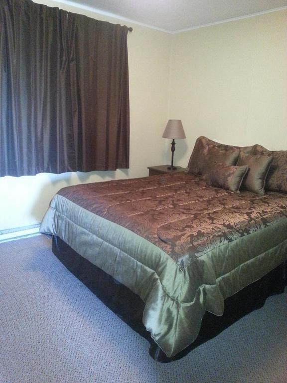 Maple Leaf Motel Emerson Room photo