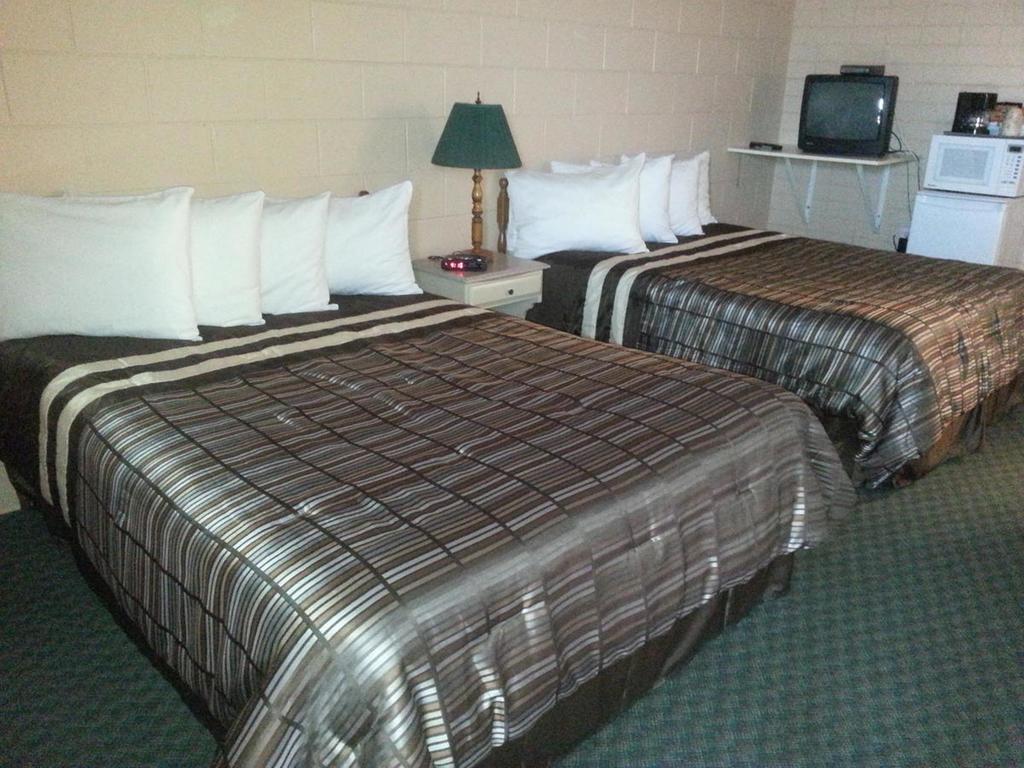 Maple Leaf Motel Emerson Room photo