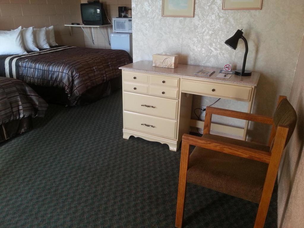 Maple Leaf Motel Emerson Room photo